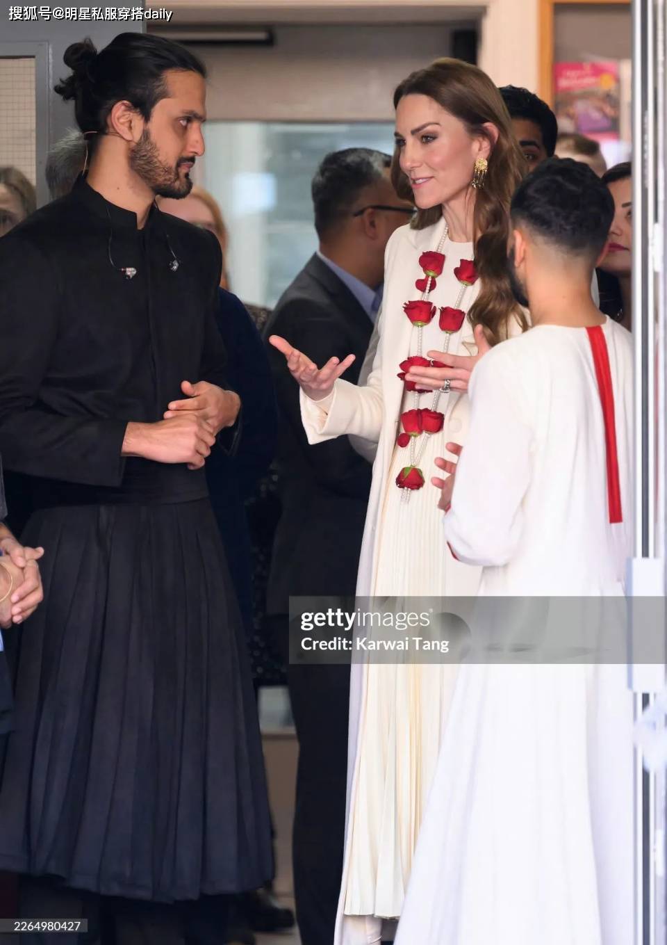 凯特王妃这次“颜值又回春”！穿白色大衣+百褶裙，王室门面担当