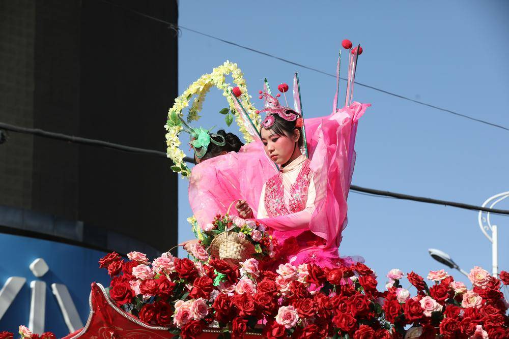 呼和浩特土左旗：元宵社火巡游启幕 23支队伍盛装亮相气势如虹