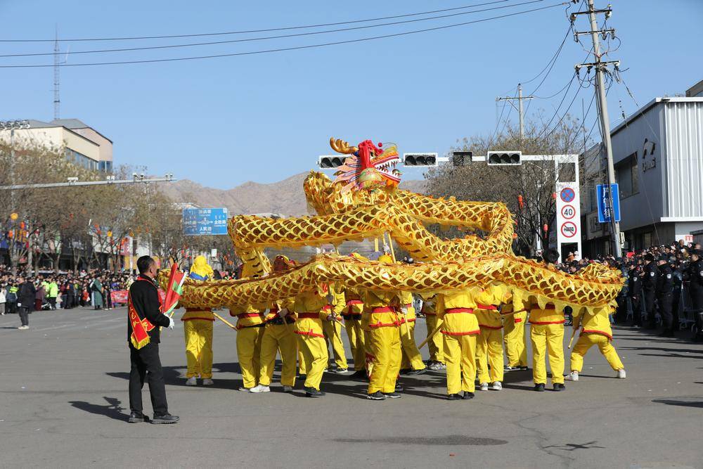 呼和浩特土左旗：元宵社火巡游启幕 23支队伍盛装亮相气势如虹